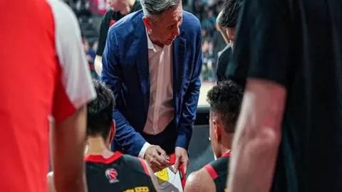 绝壁艺术：攀岩者的巧妙线路设计